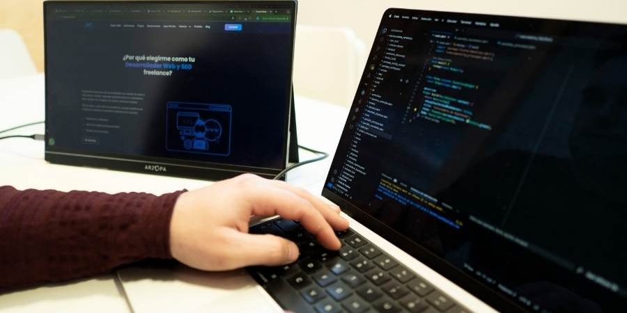 Trabajo de desarrollo en un portátil con una segunda pantalla