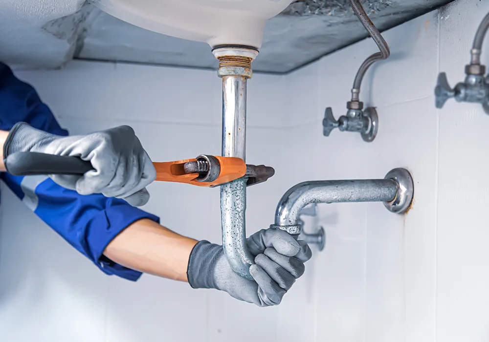 Reparación de una tubería bajo un lavabo