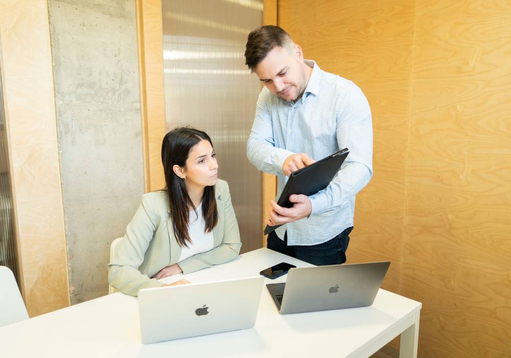Sesión de trabajo junto a dos portátiles