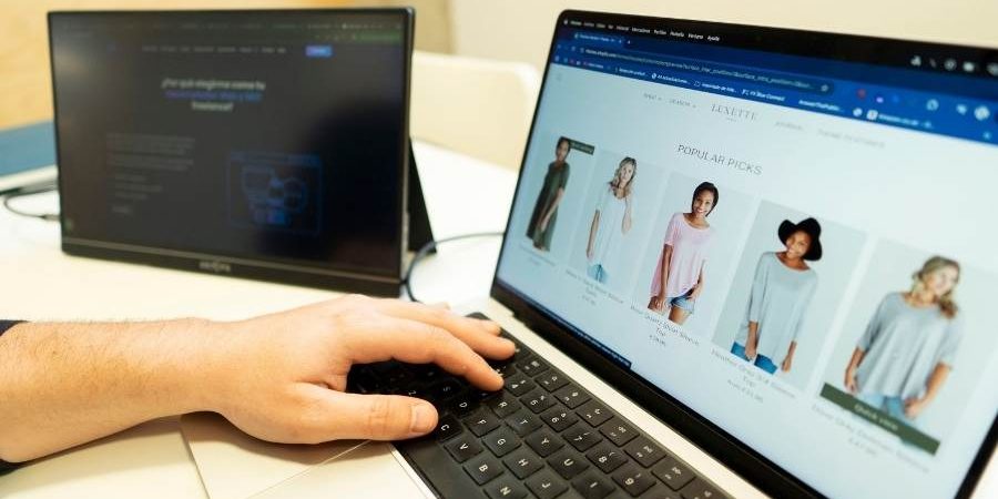 Trabajo sobre una tienda online en un portátil