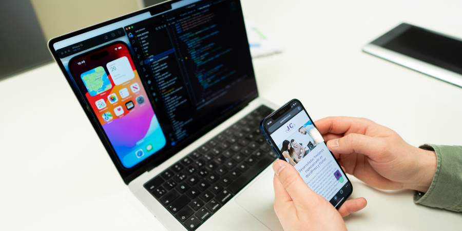 Trabajo de desarrollo con ordenador y móvil